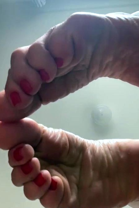 Amateur foot fetish model shows off in Paris