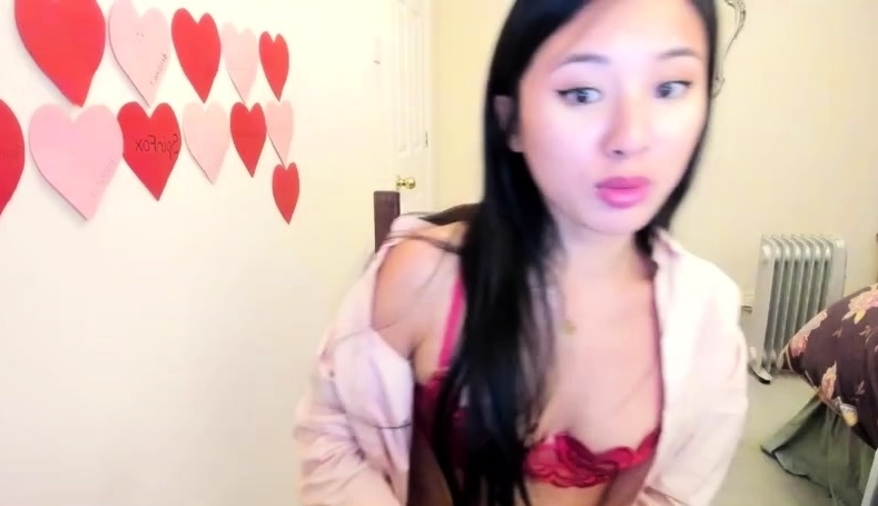 Amateur Webcam Cute Teen Plays Solo