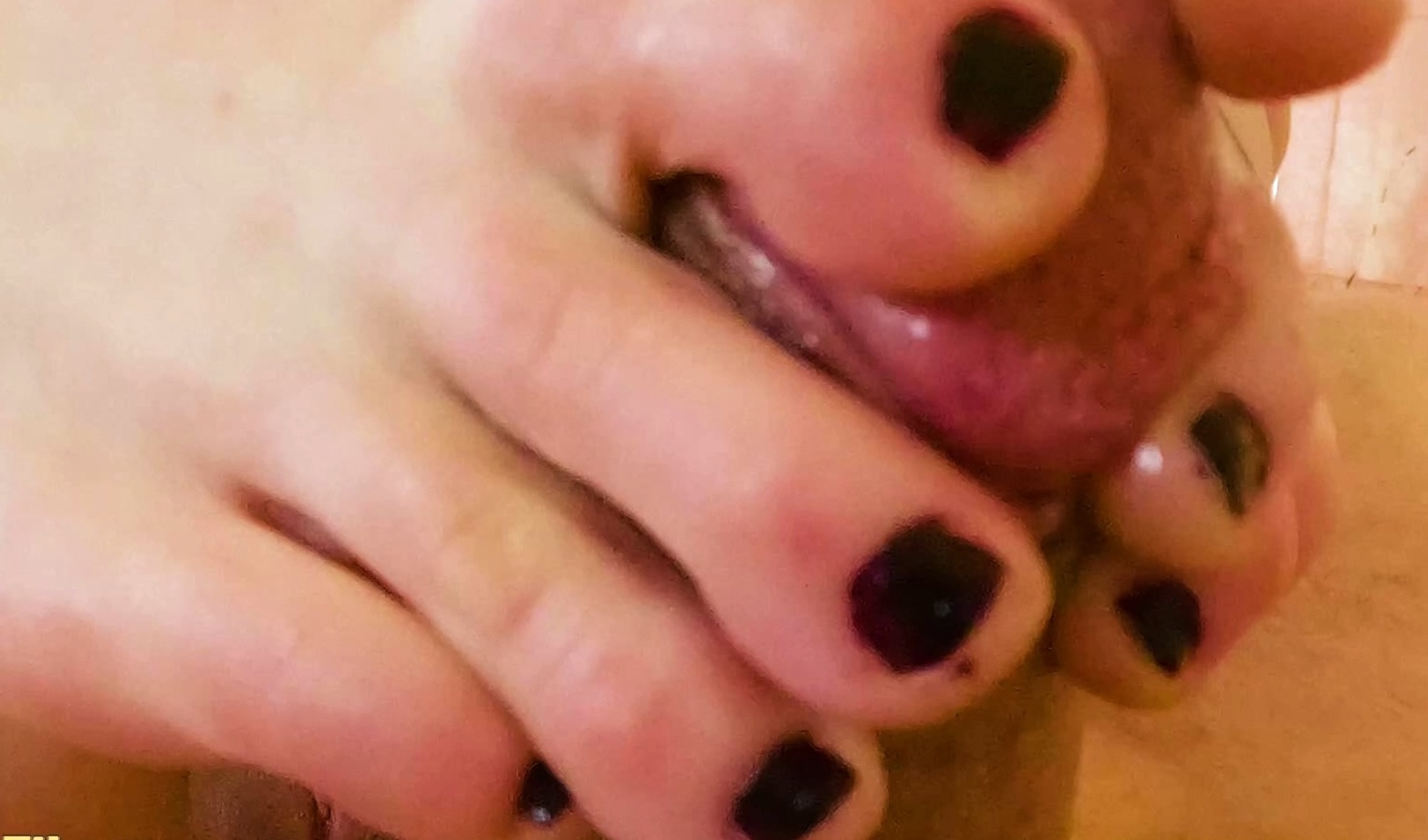 Amateur girlfriend gives handjob with facial cumshot