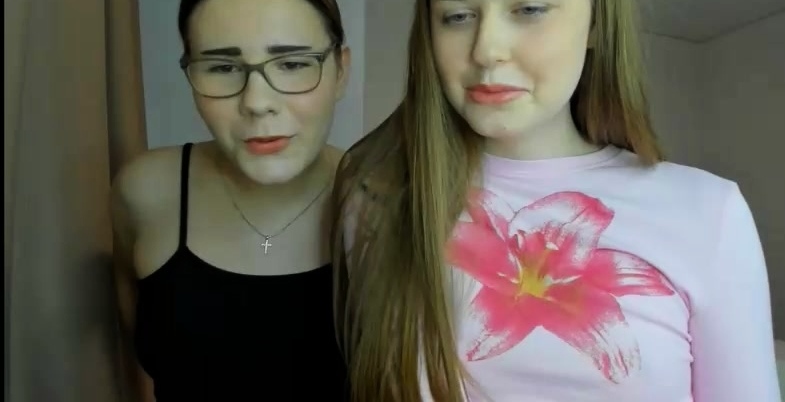 Amateur brunette lesbians on cam
