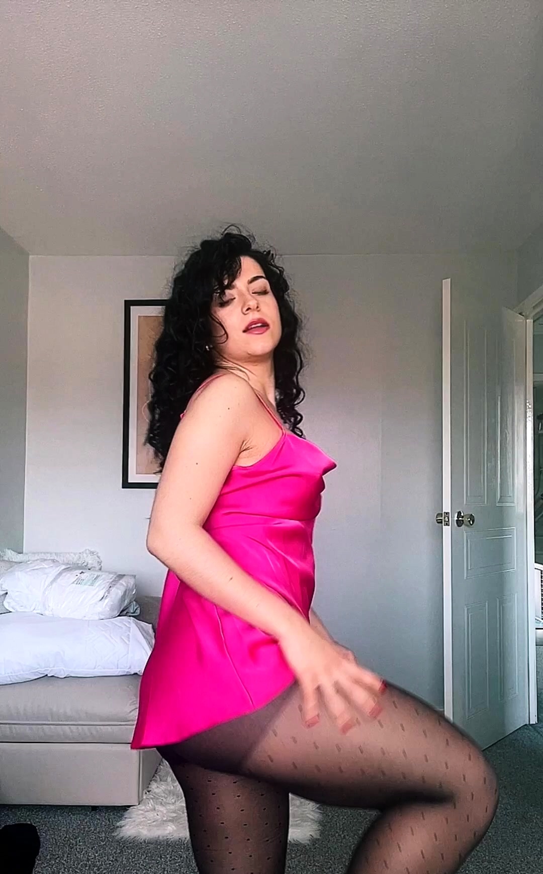 Brunette in stocking playing pussy in solo