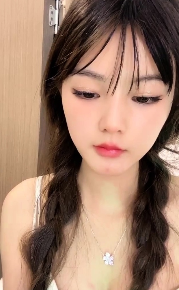 Amateur Webcam Cute Teen Plays Solo