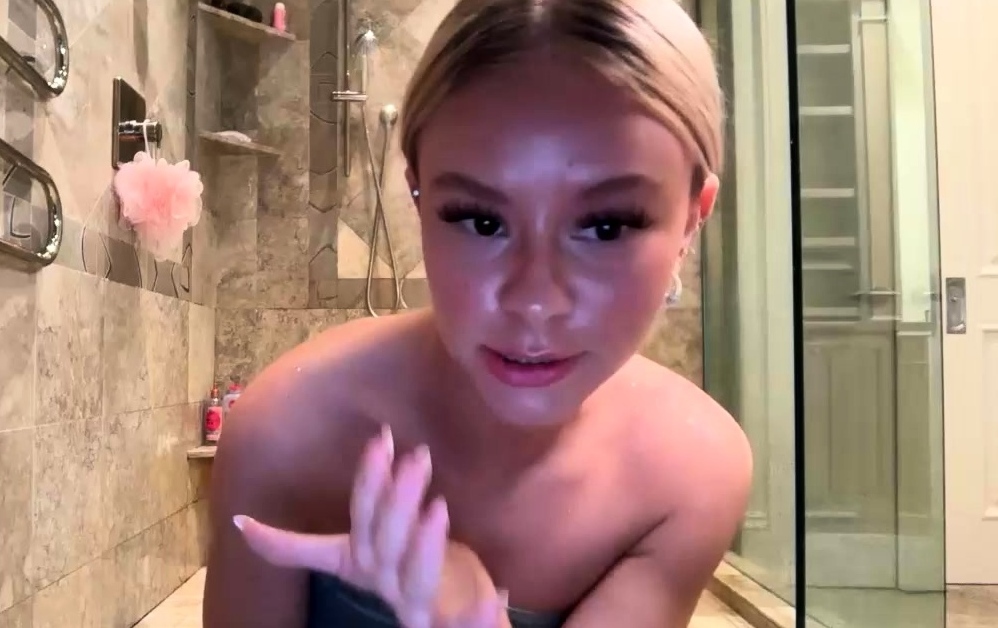 Sexy naked blonde Kiara Lord solo masturbation