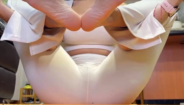 Rise of the Giantess - YOGA WIPEOUT - Giantess Andrea