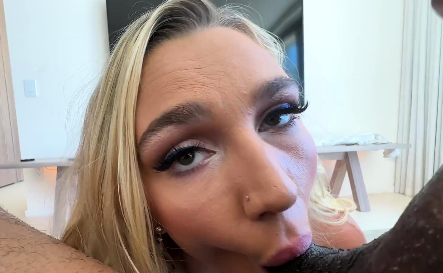 Kendra Sunderland &amp; Dredd have fun in a hotel!