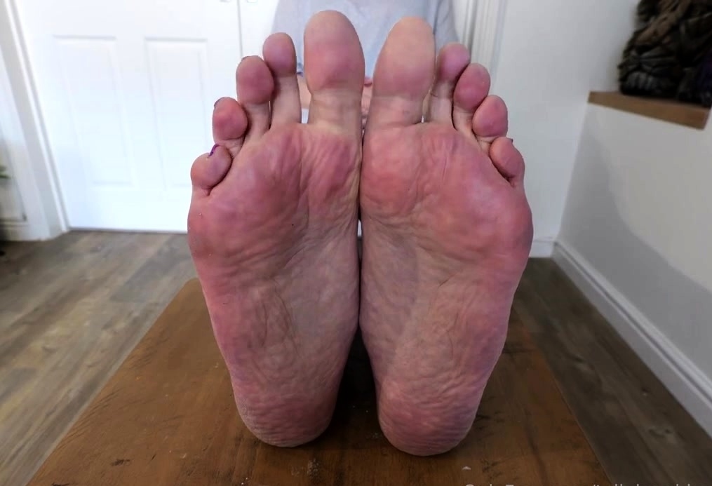 Amateur Foot Fetish Girlfriend Sucks and gives a Footjob