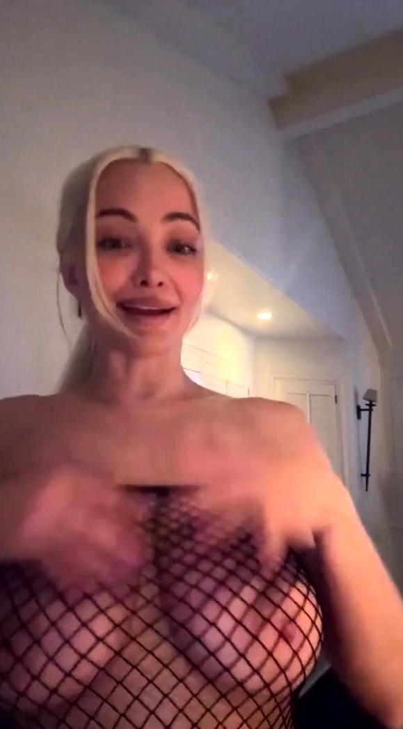 Lindsey Pelas Teases Her Huge Tits In Livestream Onlyfans