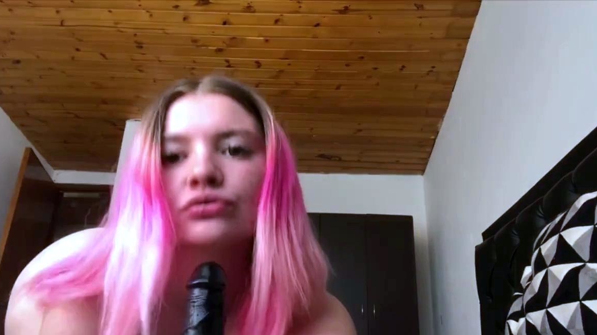Thick White Girl Gives Epic Throatjob on Webcam