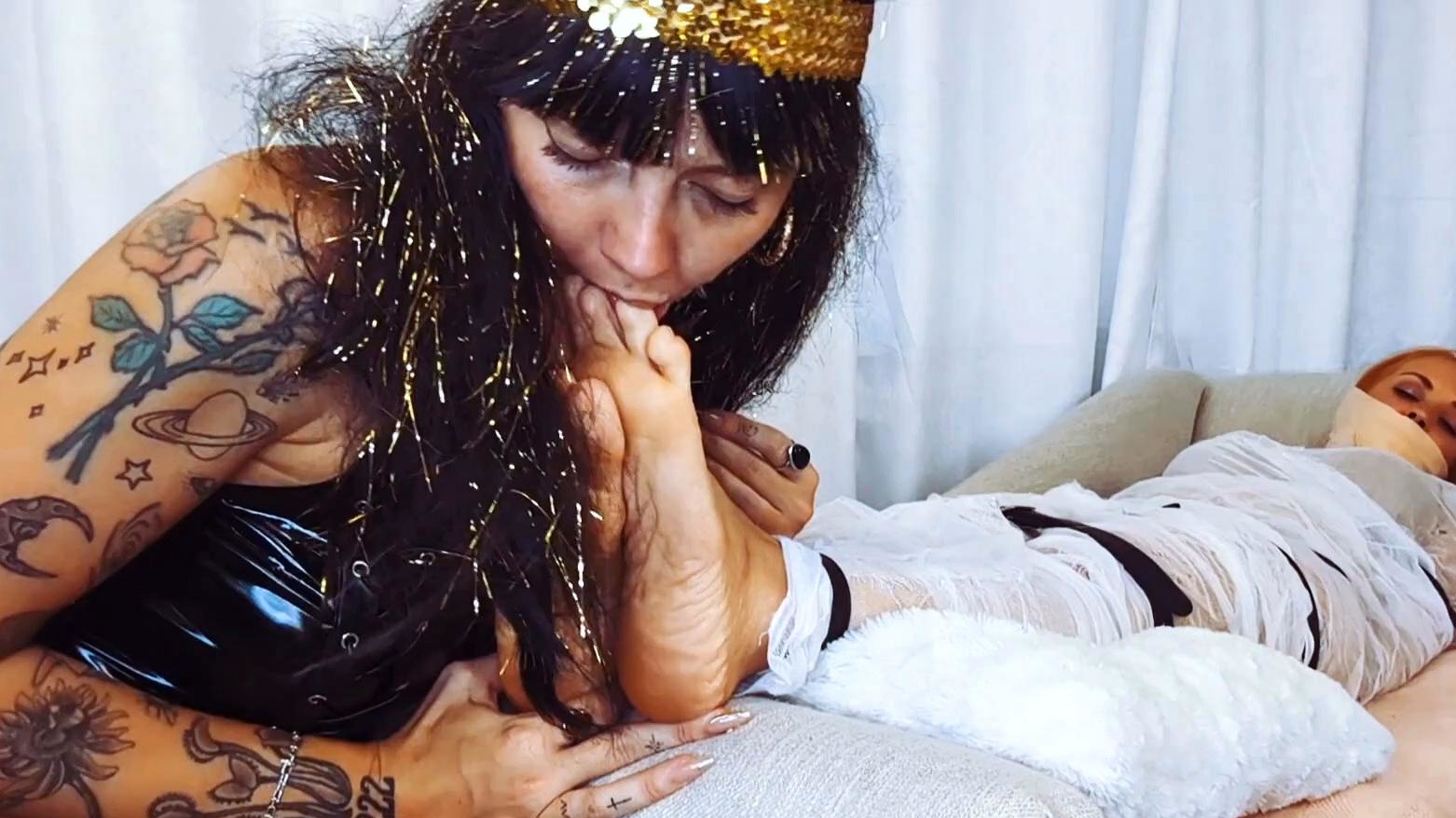MISSMJBABII - Cleopatra Mj Worships Her Mummified Slave