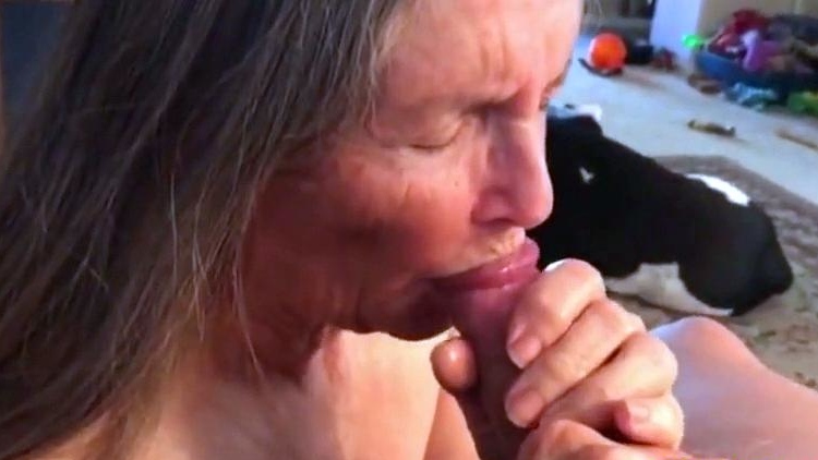 Abuela amateur chupa y saca la leche a su pareja en video ca
