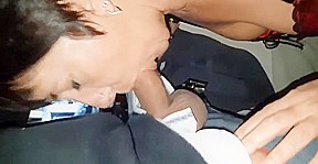 mature en nuisette offre ses fesses
