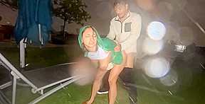 je me fais prendre dans le jardin sous la pluie