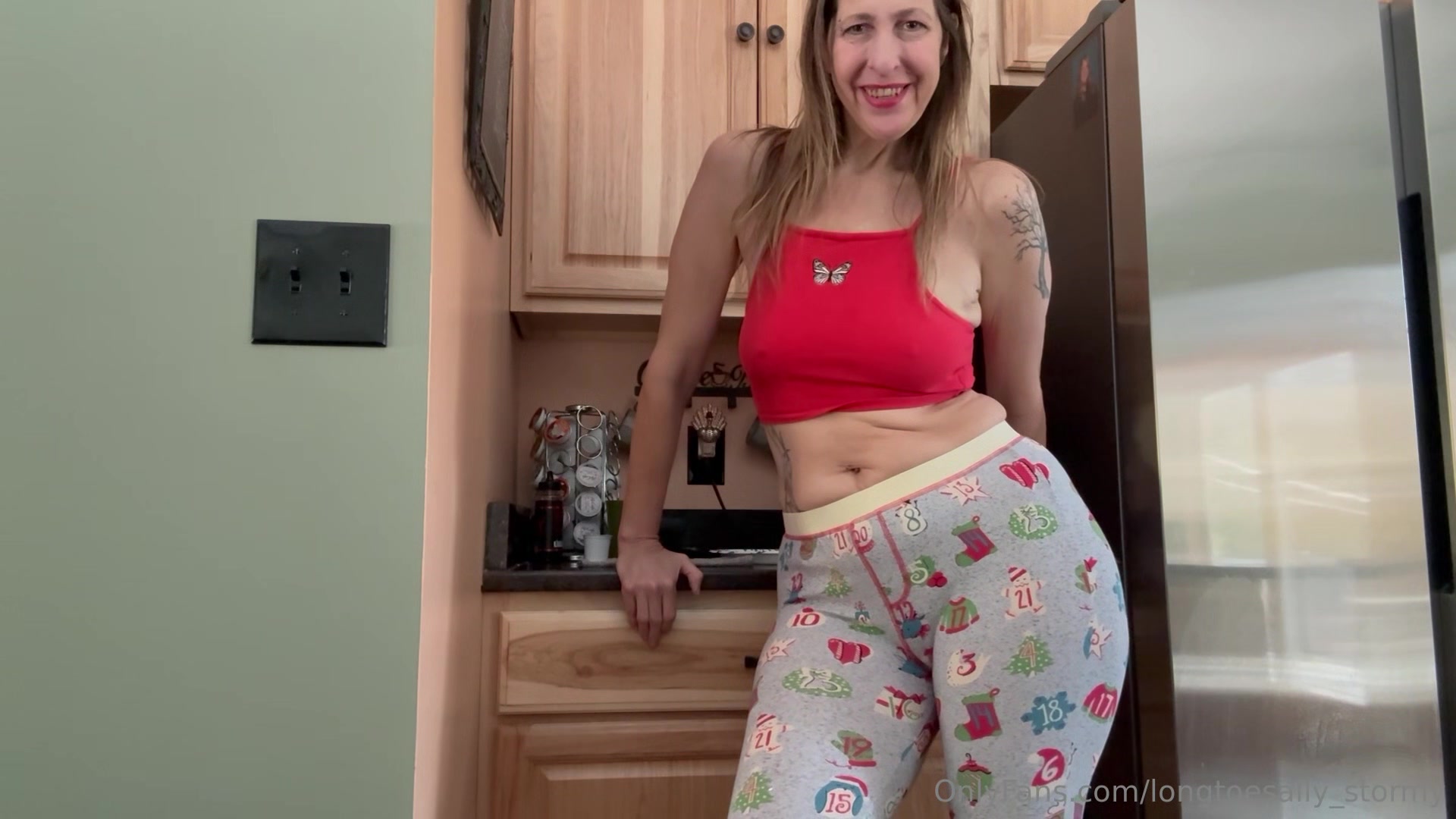 Longtoesally in kitchen ass clenching