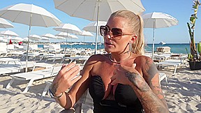 Prescilia and Carollina go to see one of the employees - Jacquie et Michel TV