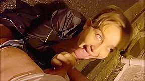 je suce un chanceux en pleine rue de nuit