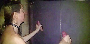 elisa vide des couilles en bukkake gloryhole