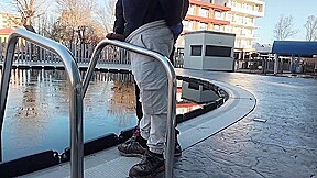 un tip ma ejagulat sperma pe balustrada cun vibrator
