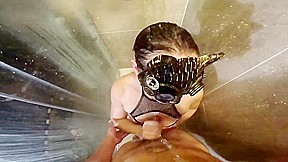 elle le rejoint en lingerie lui tailler une pipe dans la douche