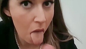 elle suce son mec en voulant recevoir son sperme