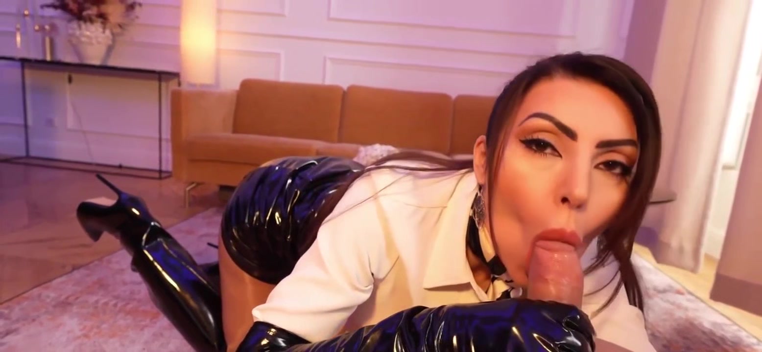 alysa en latex aime baiser en parlant cru