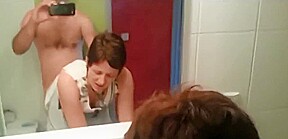 elle prend un coup dans la salle de bain