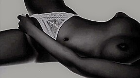une black se touche en string
