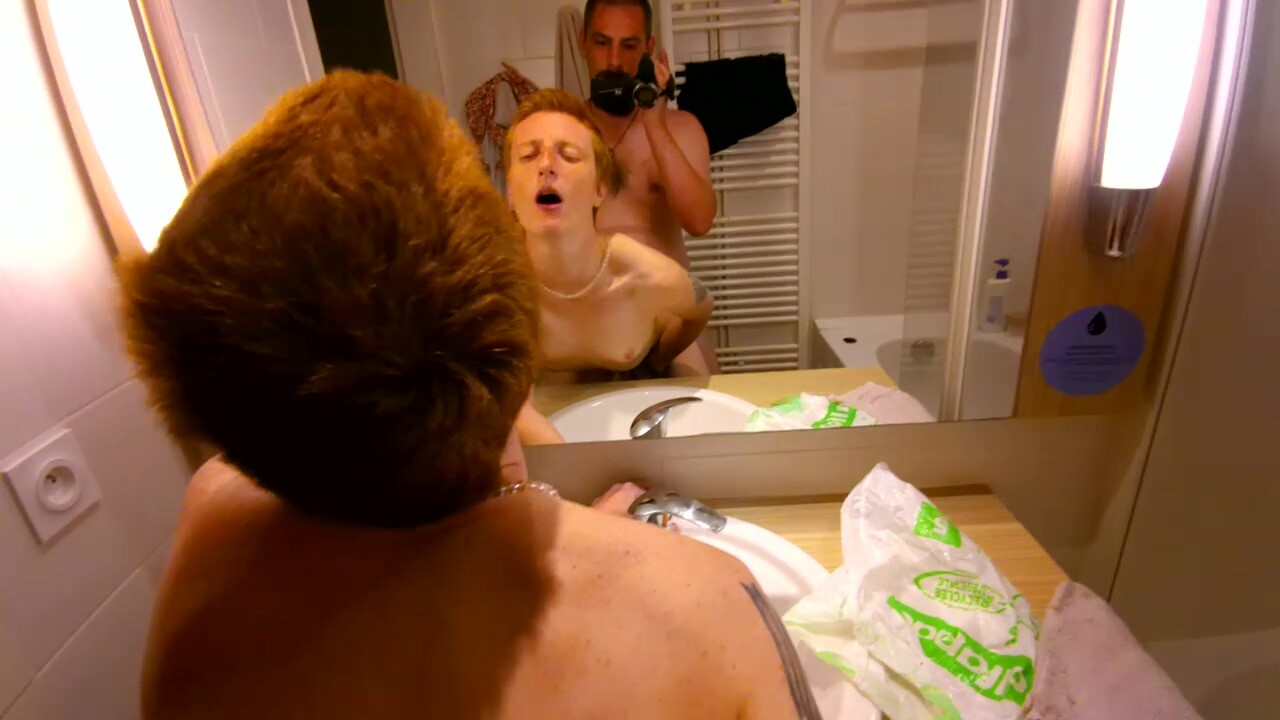 il commence a me baiser dans la chambre et me fini dans la salle de bain