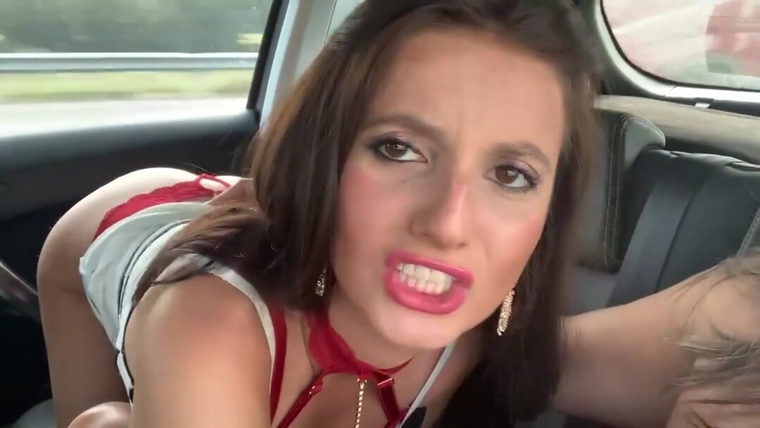 jeweln mange la chatte d ava dans la voiture