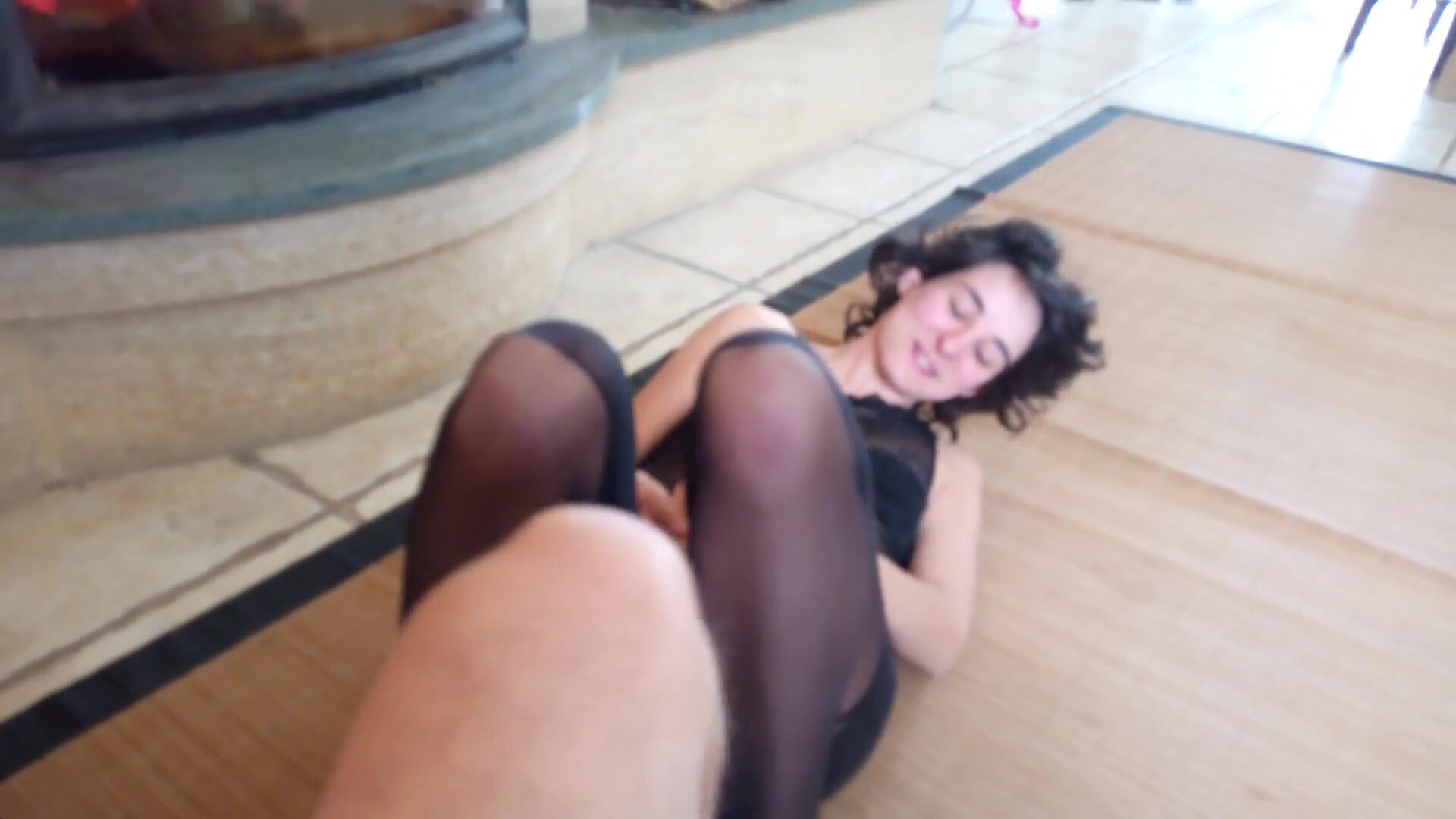 shanaa suirt dans ses collants en masturbation