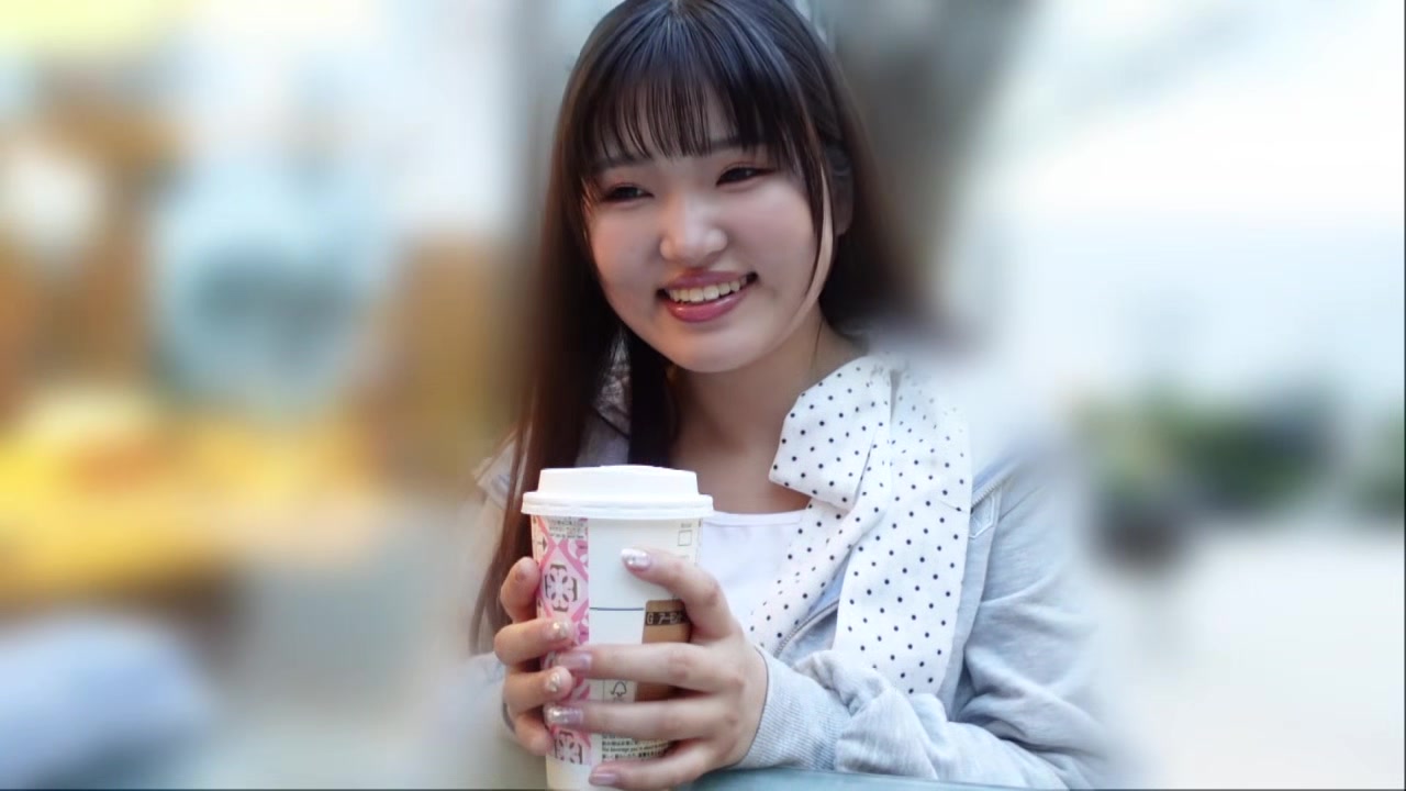 年上が好きなオマセな女の子。ポルノ映画館でおじさんに囲まれて興奮してしまう。オマ●コ触ればイクッ