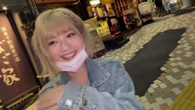 美形のミニスカギャル系美容師が野外でパンティ生脱ぎ
