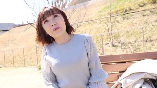 ビッチ感丸出しの四十路人妻が強めのハグとキスでウットリ